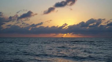 Gün doğumu deniz manzarası. Romantik yaz tatili deniz manzarası. Deniz batımı ufku. Gün batımı bulutlu gökyüzü. Yaz tatilinde deniz manzarası. Deniz ufkuyla gökyüzü. Gemiyle Horizon gün doğumu denizi. 4k görüntü.