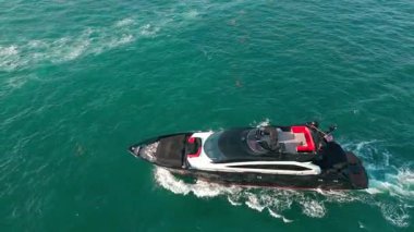 Lüks tekne yatı. Sürat teknesi denizde. Denizdeki lüks özel yat. Motorlu yat lüks gemi. Tekne motorlu antenleri. Yaz tatili. Hava manzaralı motorlu tekne. Yat teknesi turu. Sürat teknesi yarışı.