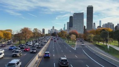 Chicago, Illinois, ABD - 24 Temmuz 2025: Urban karayolu. Otobanda trafik var. Sonbahar otobanı. Şehir trafiği. Arabalı yol. Şehir yolu araba dolu. Seyahat hedefi.
