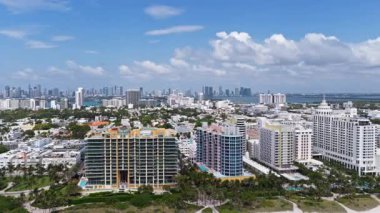 Miami Beach silueti. Miami Sahili 'nin insansız hava aracı görüntüsü. Miami sahilindeki South Pointe Park ve South Beach 'in havadan görüntüsü. Güneşli bir günde Miami gökyüzü