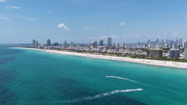 Miami Plajı 'nın gökyüzü manzarası. Miami Sahili 'nin insansız hava aracı görüntüsü. Güney Miami Sahili ve okyanus manzarası. Gökdelenleri ve kıyı şeridi olan Miami Plajı gökdelenleri
