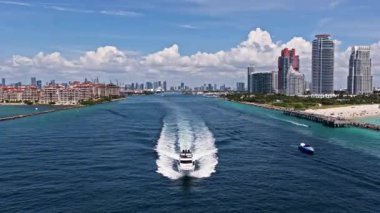 Miami Plajı 'nın gökyüzü manzarası. Miami Sahili 'nin insansız hava aracı görüntüsü. Güney Miami Sahili ve okyanus manzarası. Gökdelenleri ve kıyı şeridi olan Miami Plajı gökdelenleri