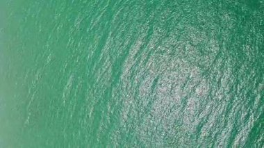 Idyllic yaz tatili. Karayip Denizi. Hava görüntüsü. Dalgalı yüzey. Deniz suyu yüzeyi. Okyanusun dalgalı suyu. Aquamarine okyanus doğası. Güneş ışığında parlayan turkuaz deniz suyunun arka planı.