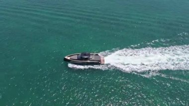 Yaz tatili. Hava manzaralı motorlu tekne. Yat teknesi turu. Lüks tekne yatı. Sürat teknesi denizde. Denizdeki lüks özel yat. Motorlu yat lüks gemi. Tekne motorlu antenleri. Deniz gezisi.