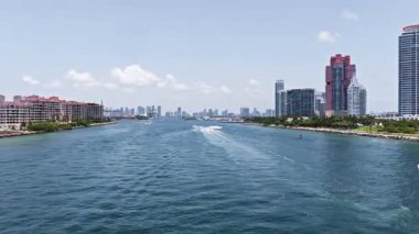 Motorlu yat lüks gemi. Tekne motorlu antenleri. Yaz tatili. Hava motorlu teknesi. Yat teknesi turu. Lüks tekne yatı. Sürat teknesi denizde. Denizdeki lüks özel yat. Turkuaz su.