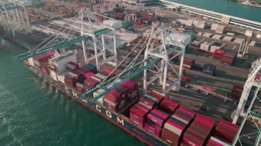 Miami, Florida, ABD - 28 Mart 2025 Miami limanında kargo hizmetleri, hava manzaralı. Yük konteynırı. Miami Limanı. Konteynır yükleniyor. İhraç ve ithalat. Kargo işi..