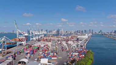 Miami, Florida, ABD - 21 Mayıs 2025: nakliye konteynırı kargo. Miami Limanı. Konteyner portu yükleniyor. İhraç ve ithalat. Kargo işi. Miami liman terminalinde konteynır taşıyan kargo hizmetleri.