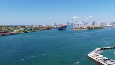 Miami, Florida, ABD - 21 Mayıs 2025 Miami Limanı. Kargo gemisi Miami 'de konteynırla dolu, anten. Nakliye konteynırı. Kargo konteynırlı Miami hava limanı. İhraç ve ithalat. Kargo işi..