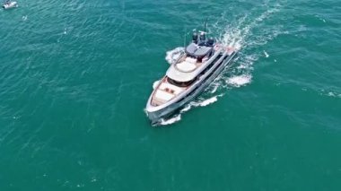 Miami, Florida, ABD - 26 Mayıs 2025 Yaz Tatili. Denizde yat. Sefer teknesi denizde yüzüyor. Motorlu tekne gezisi. Denizde lüks tekne motorlu yatı. Tekne turizmi. Lüks bir yaşam tarzı. 4k görüntü.