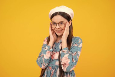 Mutlu ergen, pozitif ve gülümseyen duygular. Stüdyo arka planında gözlük takan genç bir çocuk. Gözlüklü tatlı kız.