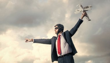 İş adamı takım elbiseli ve pilot şapkalı uçak fırlatma oyuncağı..