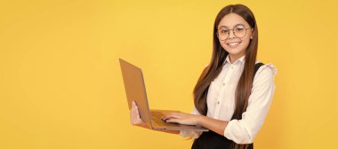 Modern eğitim. Okula dönüyorum. Mutlu çocuk çalışmaları internette. Bilgisayar görme sendromu. İnek daktilo okulu blogu. Bilgisayarın vizyon üzerindeki etkisi. Gözlüklü çocuk. Genç kız iletişim için dizüstü bilgisayar kullanıyor.