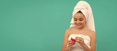 Çocuk yüz kremi kullanıyor. Gülümseyen kız saç maskesi tutuyor. Cilt kremi olan çocuk. Günlük alışkanlık. Genç çocuk için kozmetik ve cilt bakımı, poster tasarımı. Fotokopi alanı olan güzel kız afişi