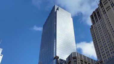 Business District City 'de gökyüzü yansıması. Modern ticari mimari. İş gökdeleni binası. Mimari inşaat sektörü. Camdan gökdelen yansıması. İş ve finans.