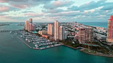 Lüks Güney Sahili marinası. Miami güney sahili manzaralı. Lüks bir yat limanında. Lüks bir yaşam tarzı. Lüks Miami Florida manzarası. Yaz tatili. Marina limanı.