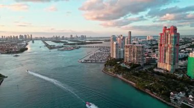 Güney sahilindeki Miami gökdeleninde. Lüks bir yat limanında. Şatafatlı günbatımı manzarası. Miami lüks marinası. Yaz tatili. Marina hava manzarası. Yat limanı. Lüks güney sahil marinası..