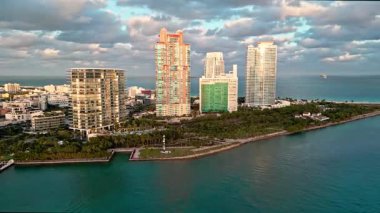 Güney noktası. Miami 'deki gökdelen mimarisi. Miami güney sahili havalimanı. South Pointpark 'taki gökdelen. Lüks otel gökdeleni. Havadan Miami plajı. Lüks hava manzarası. Lüks otel ve konutlar.