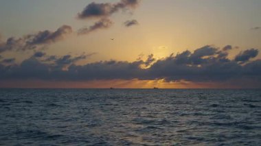 Gün doğumu deniz manzarası. Romantik yaz tatili deniz manzarası. Deniz batımı ufku. Gün batımı bulutlu gökyüzü. Yaz tatilinde deniz manzarası. Deniz ufkuyla gökyüzü. Gemiyle Horizon gün doğumu denizi. 4k görüntü.