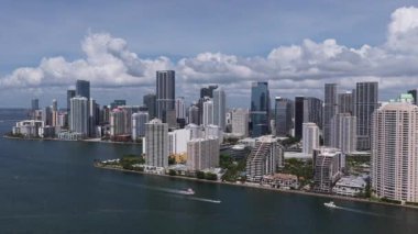 Miami Brickell 'in ufuk ve kıyı manzarası. İnsansız hava aracı modern Miami Sahili manzarasını yakalar. Miami Sahili 'nin manzaralı manzarası. Okyanuslu Miami manzarası