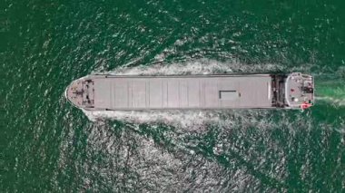 İhraç ve ithalat. Kargo işi. Boş mavna. Denizde konteynırı olan kargo gemisi, hava manzaralı. Konteynır için kargo gemisi. Kargo gemisi limandan ayrılıyor. Konteynır nakliyesi.