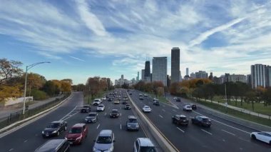 Chicago, Illinois, ABD - 24 Temmuz 2025: Şehir yolu araba dolu. Seyahat güzergahı. Şehir yolu otoyolu. Otobanda trafik var. Şehir otoyolu. Şehir trafiği.