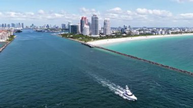 Miami gökdelenleri kıyı şeridinin yukarısında. Miamis kıyı manzarası yukarıdan. Miami kıyı şeridinin en üst manzarası. Miami sahili ve okyanusunun havadan görünüşü