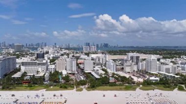 Miami sahili ve okyanusunun havadan görünüşü. Kristal berraklığında okyanusu olan Miami sahili. Meşhur Miami silueti. Miami okyanus hattı. Miamis kumlu plajlarının manzaralı görüntüsü.