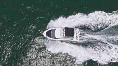 Motorlu teknenin üst görüntüsü. Denizde lüks tekne motorlu yatı. Tekne turizmi. Lüks bir yaşam tarzı. Yaz tatili. Denizde yat. Sefer teknesi denizde yüzüyor. Açık deniz.