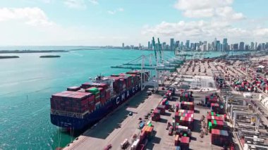 Miami, Florida, ABD - 02 Nisan 2025: konteynır yükleme. İhraç ve ithalat. Kargo işi. Kargo servis konteynırı limanda, hava manzaralı. Yük konteynırı. Miami Limanı. Nakliye konteynırı.