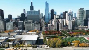 Chicago, Illinois, ABD - 21 Ekim 2024: Chicago şehir parkı. İş bölgesindeki gökdelen ve ofis binası. Chicago şehir merkezi gökdeleni. Şehir manzarası havası. Şehir silueti. Illinois hava yolları.