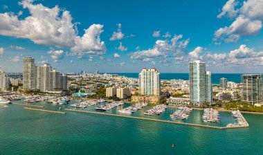 Miami Beach silueti. Miami Sahili 'nin insansız hava aracı görüntüsü. Miami sahilindeki South Pointe Park ve South Beach 'in havadan görüntüsü. Güneşli bir günde Miami gökyüzü