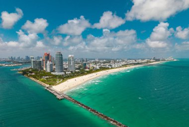 Miami Beach silueti. South Pointe Park ve South Beach 'in hava manzarası