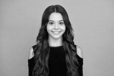 Mutlu yüz, pozitif ve gülümseyen genç kız duyguları. Küçük bir kız çocuğu. 12,13 yaşında, 14 yaşında. Tecrit edilmiş bir geçmişi var. Çocuk stüdyo resmi. Duygusal çocukların yüzü