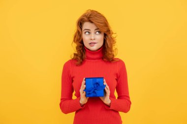 Doğum günü hediyesi olarak. Tatiller, hediye kutlaması ve kadın konsepti. Doğum gününü kutlayan ve hediye alan romantik bir kızın portresi. Sürpriz kadının elinde özel bir geçmiş var.