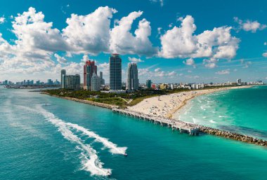 Miami marinasının gökyüzü manzarası. Miami şehrinin insansız hava aracı görüntüsü. Güney Miami ve okyanus manzarası. Gökdelenleri ve kıyı şeridi olan Miami gökdelenleri