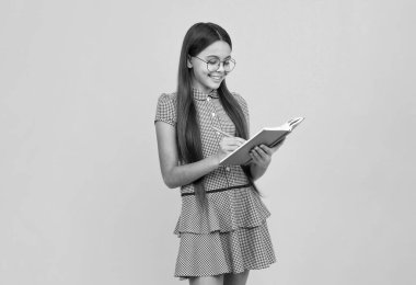 Okula dönelim. Kitaplı liseli bir kızın portresi. Çocuk okulu ve eğitim konsepti. Öğrenci kız.