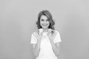 Kız gülüşü. Mavi arka planda tatlı Fransız kurabiyesi var..