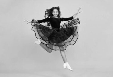 Mutlu yüz, pozitif ve gülümseyen genç kız duyguları. Hareketli elbisesi olan uzun boylu bir genç. Uçan etekli genç bir çocuk. Genç kız çırpınan elbise, sarı renkte soyutlanmış.