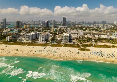 Turkuaz suları olan Miami Plajı 'nın havadan görünüşü. Miami siluetinin insansız hava aracı görüntüsü. South Beach 'in en iyi manzarası. Lüks gökdelenleri ve okyanusları olan Miami şehri. Miami 'nin ünlü sahil şeridi manzarası