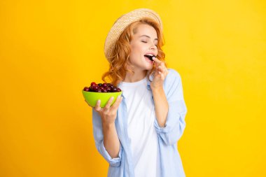 Kiraz meyvesi topluyorum. Sarıya boyanmış kirazlı güzel bir kadın portresi.