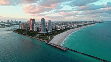 Miami güney sahili hava günbatımı. South Pointpark 'taki gökdelen. Lüks otel gökdeleni. Havadan Miami plajı. Lüks hava manzarası. Güney noktası. Miami 'de gökdelen mimarisi. Hava görüntüleri.