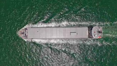 İhraç ve ithalat. Kargo işi. Boş mavna. Denizde konteynırı olan kargo gemisi, hava manzaralı. Konteynır için kargo gemisi. Kargo gemisi limandan ayrılıyor. Konteynır nakliyesi.