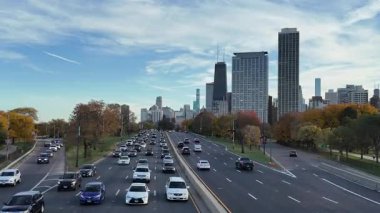 Chicago, Illinois, ABD - 24 Temmuz 2025: Şehir yolu araba dolu. Seyahat güzergahı. Şehir yolu otoyolu. Otobanda trafik var. Şehir otoyolu. Şehir trafiği.