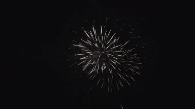 Tatil kutlamalarında havai fişekler, 4K görüntüler. Yeni yılın kutlu olsun. Gece gökyüzünde havai fişek gösterisi havai fişekleri. Noel 'i havai fişeklerle kutluyoruz. Havai fişekler yıldönümünü kutluyor.