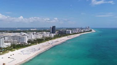 Turkuaz suları olan Miami Plajı 'nın havadan görünüşü. Miami siluetinin insansız hava aracı görüntüsü. South Beach 'in en iyi manzarası. Lüks gökdelenleri ve okyanusları olan Miami şehri. Miami 'nin ünlü sahil şeridi manzarası