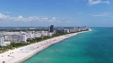 Turkuaz suları olan Miami Plajı 'nın havadan görünüşü. Miami siluetinin insansız hava aracı görüntüsü. South Beach 'in en iyi manzarası. Lüks gökdelenleri ve okyanusları olan Miami şehri. Miami 'nin ünlü sahil şeridi manzarası