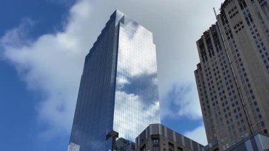 Mimari inşaat sektörü. Camdan gökdelen yansıması. Business District City 'de gökyüzü yansıması. Modern ticari mimari. İş gökdeleni binası. Düşük açı görünümü.