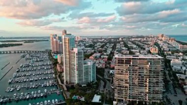 Miami güney sahili manzaralı. Lüks bir yat limanında. Lüks bir yaşam tarzı. Lüks Miami Florida manzarası. Yaz tatili. Marina rıhtımı. Seyahat güzergahı. Lüks Güney Sahili Marinası.