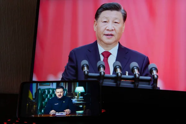 Kyiv, Ukrayna - 16 Mart 2023: Ukrayna Cumhurbaşkanı Volodymyr Zelenskyy başkanlıktan telefon ekranında, Çin Cumhurbaşkanı Xi Jinping ise arka planda.