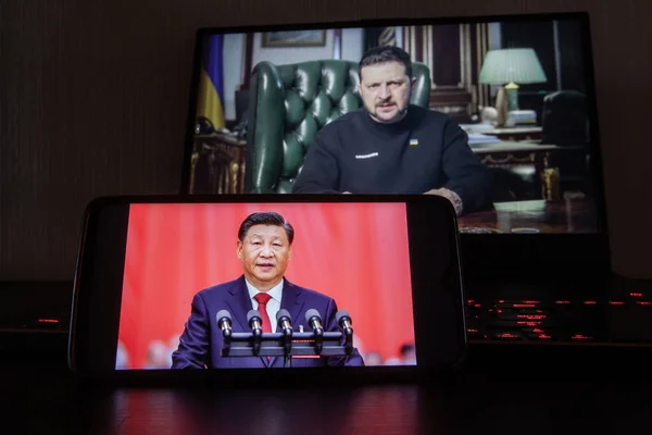 Kyiv, Ukrayna - 16 Mart 2023: Çin başkanı Xi Jinping telefon ekranında ve Volodymyr Zelenskyy arka planda Ukrayna cumhurbaşkanı.